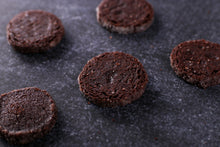 Lade das Bild in den Galerie-Viewer, 5 Schoko-Heidesand-Plätzchen.