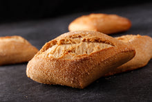 Lade das Bild in den Galerie-Viewer, Ein Dinkel-Quark-Brötchen