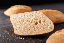 Lade das Bild in den Galerie-Viewer, ein aufgeschnittenes Dinkel-Quark-Brötchen