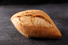 Lade das Bild in den Galerie-Viewer, ein Quarl-Dinkel-Brötchen