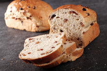 Lade das Bild in den Galerie-Viewer, Ein aufgeschnittener Rosinenstuten.