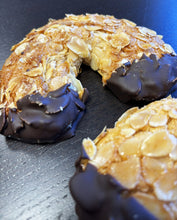 Lade das Bild in den Galerie-Viewer, Zwei Marzipan-Mandelhörnchen