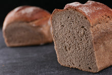 Lade das Bild in den Galerie-Viewer, Paderborner Brot geschnitten