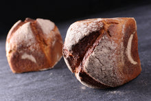 Lade das Bild in den Galerie-Viewer, zwei saftige Dinkelbrote mit Quark