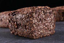 Lade das Bild in den Galerie-Viewer, Aufgeschnittenes Haferbrot