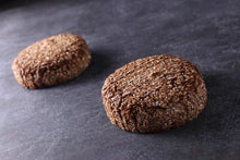 Lade das Bild in den Galerie-Viewer, zwei Roggen-Vollkornbrote "Igel"