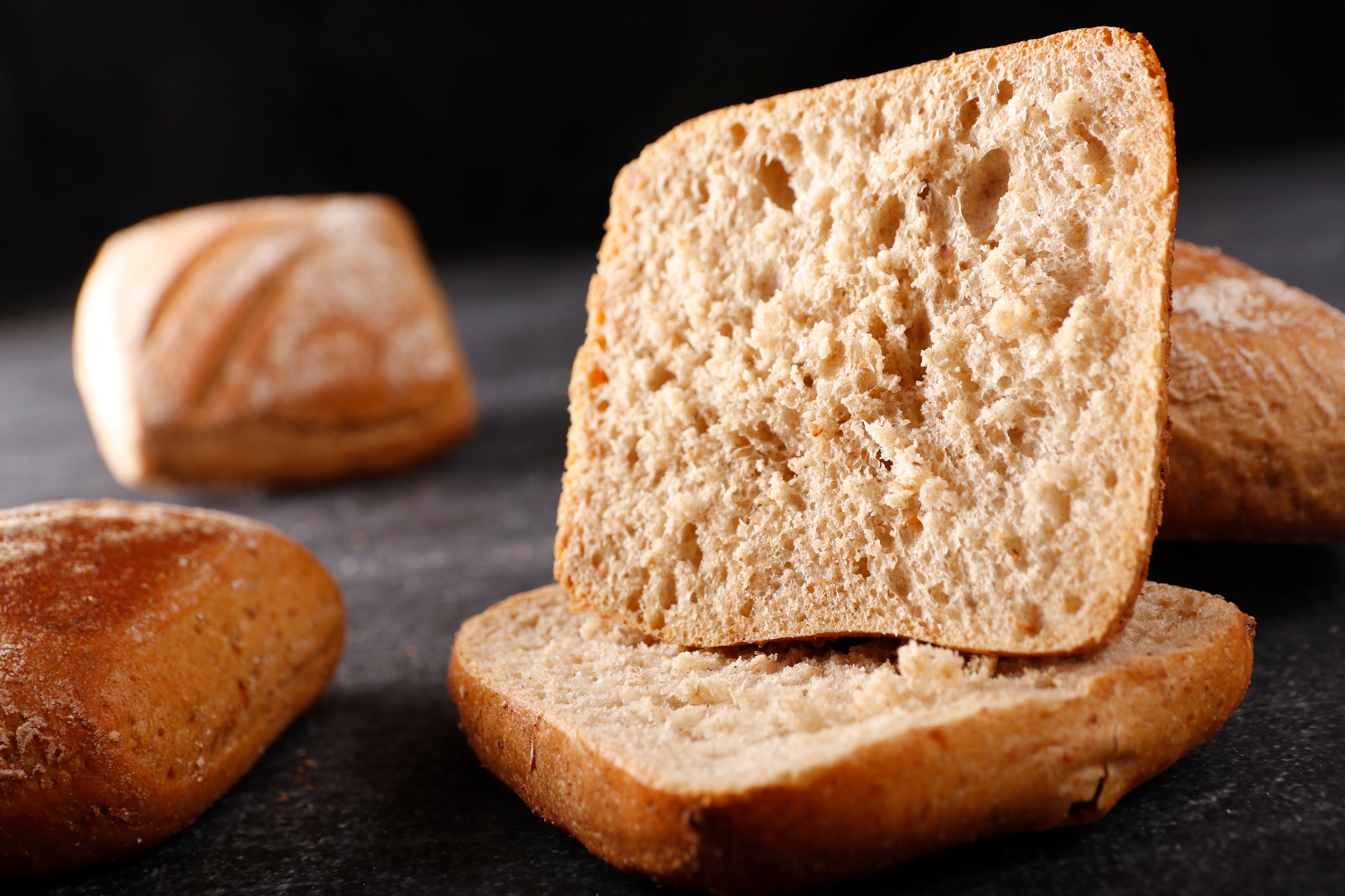 aufgeschnittenes Roggenbrötchen