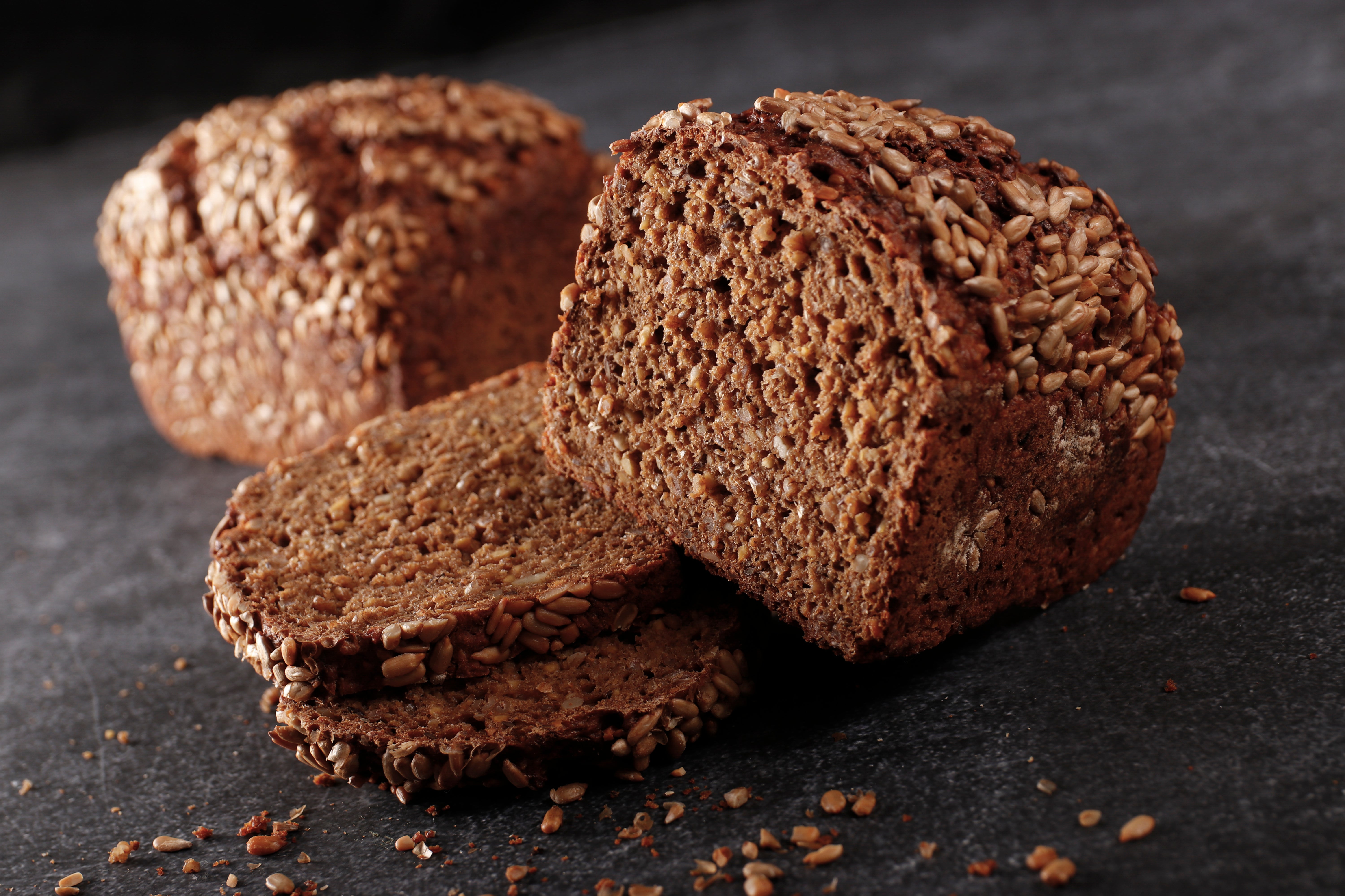 Ein aufgeschnittenes Roggenmischbrot.