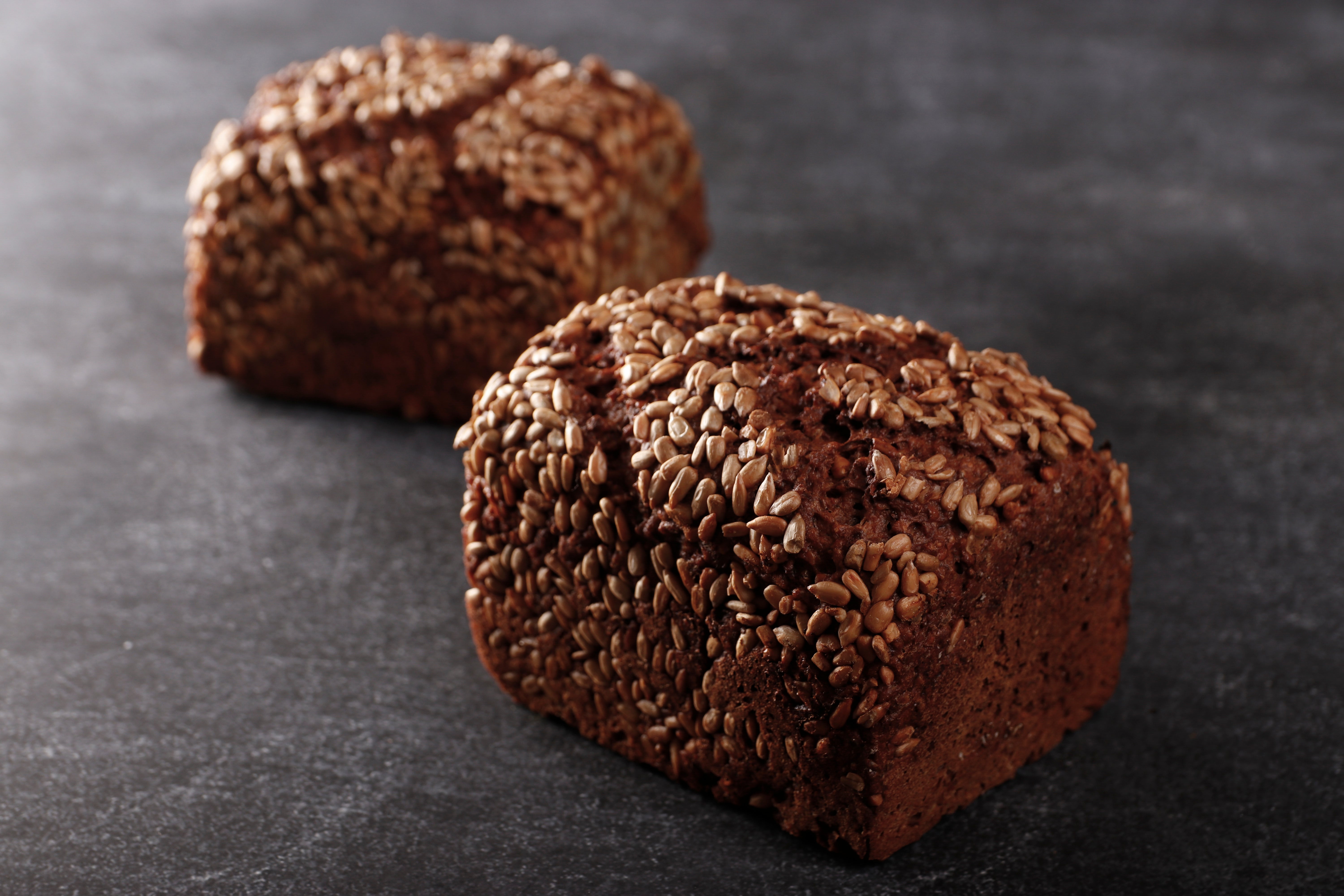 Zwei Brote Roggenmischbrot