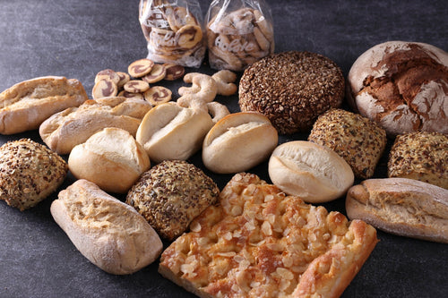 Wochenglück XL: Butterkuchen, Roggen-Vollkornbrot, Roggenmischbrot, 12 Brötchen, zwei Tüten Kekse