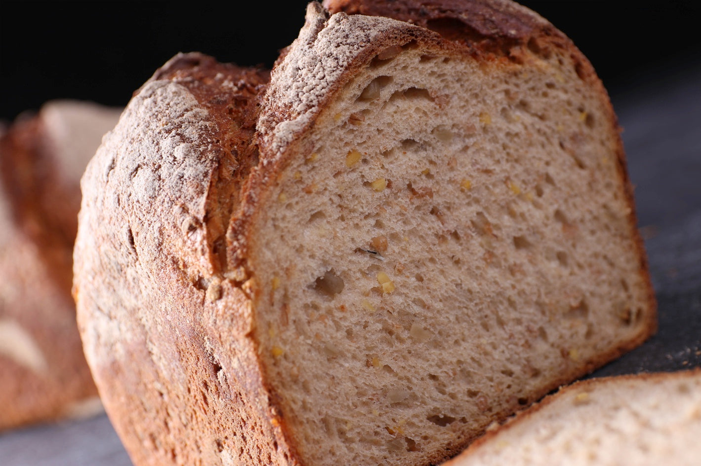 Aufgeschnittenes Dinkel-Quark-Brot