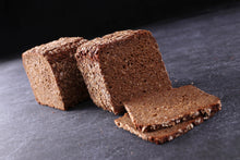 Lade das Bild in den Galerie-Viewer, Zwei Brote neben zwei Scheiben Vollkornbrot
