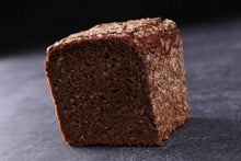 Lade das Bild in den Galerie-Viewer, Ein aufgeschnittenes Vollkornbrot
